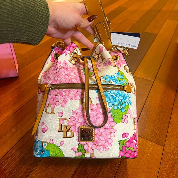 Dooney & Bourke beautiful hydrangea print wristlet pouch brand new with tags - Picture 3 of 12